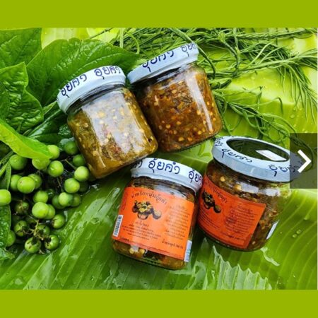 น้ำพริกหนุ่มอุ้ยคำ (ตราขันโตก) น้ำหนัก 180 กรัม